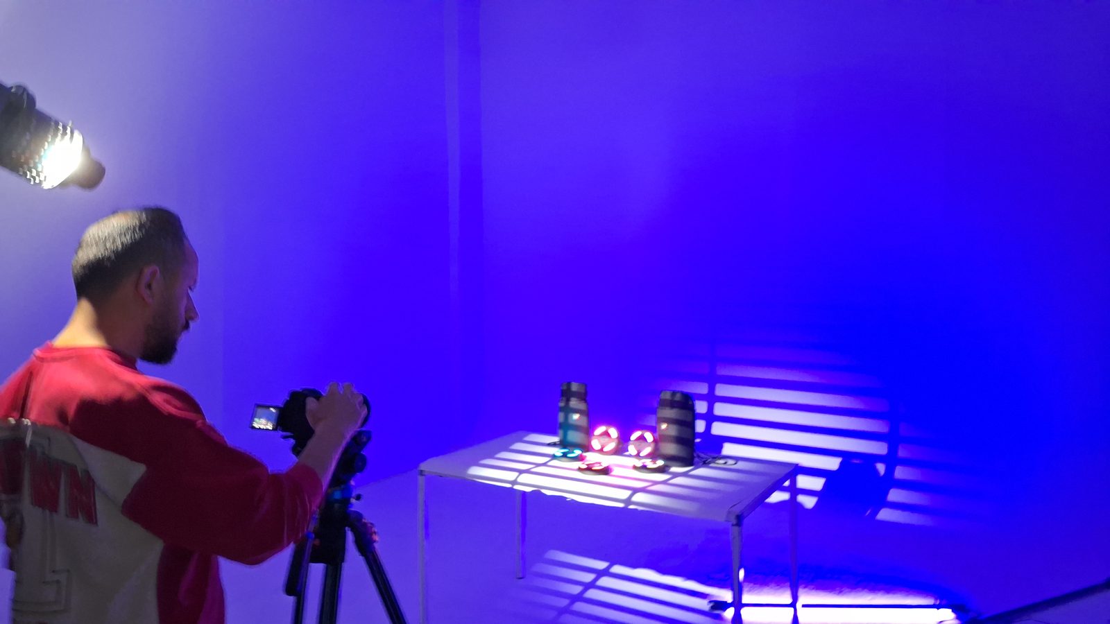 Kickstarter kampanya filmi çekimi: tripod üzerindeki kamerayla ürün planı alınıyor