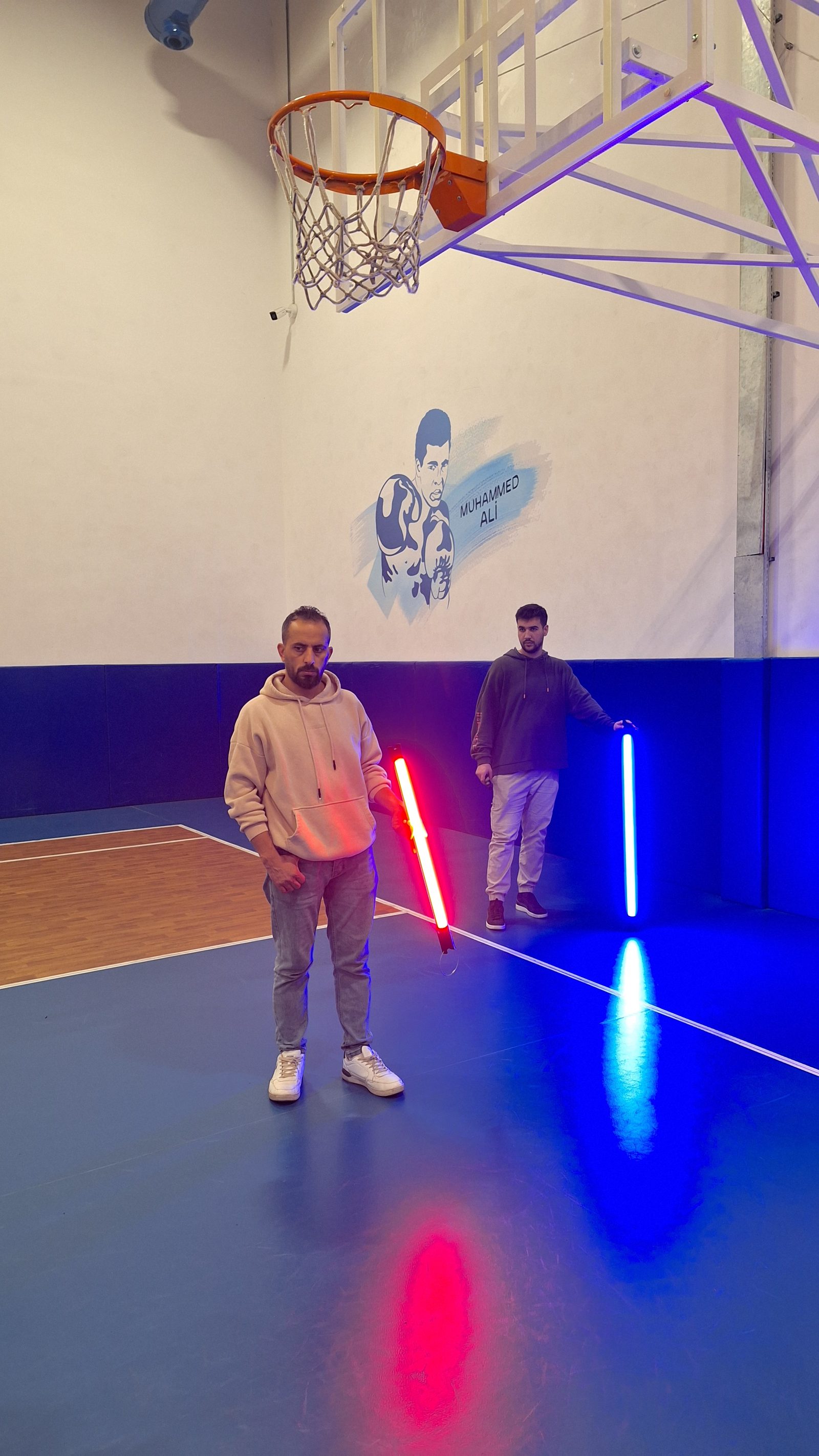 Spor salonunda kampanya filmi için kırmızı ve mavi ışık tüpleriyle aydınlatma provası