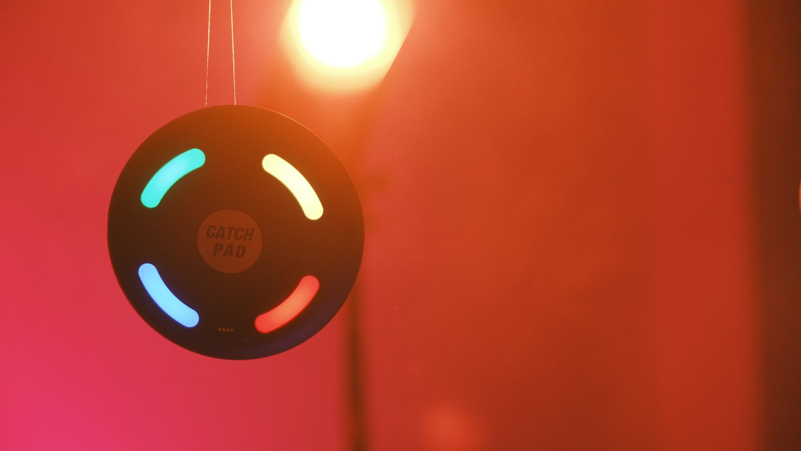 Kickstarter kampanya filmi çekiminden kare: renkli jel ışık altında LED aydınlatmalı ünite
